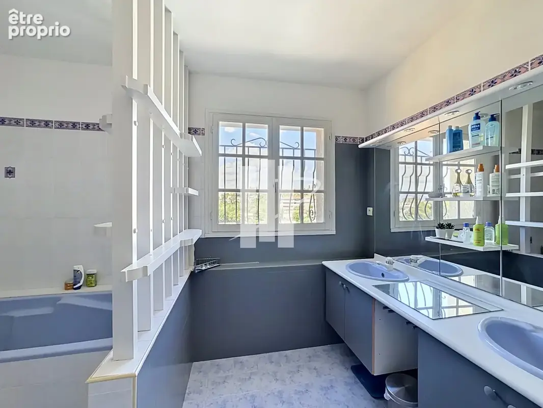 villa de 250m2 divisée en 2 appartements avec piscine. - photo 8