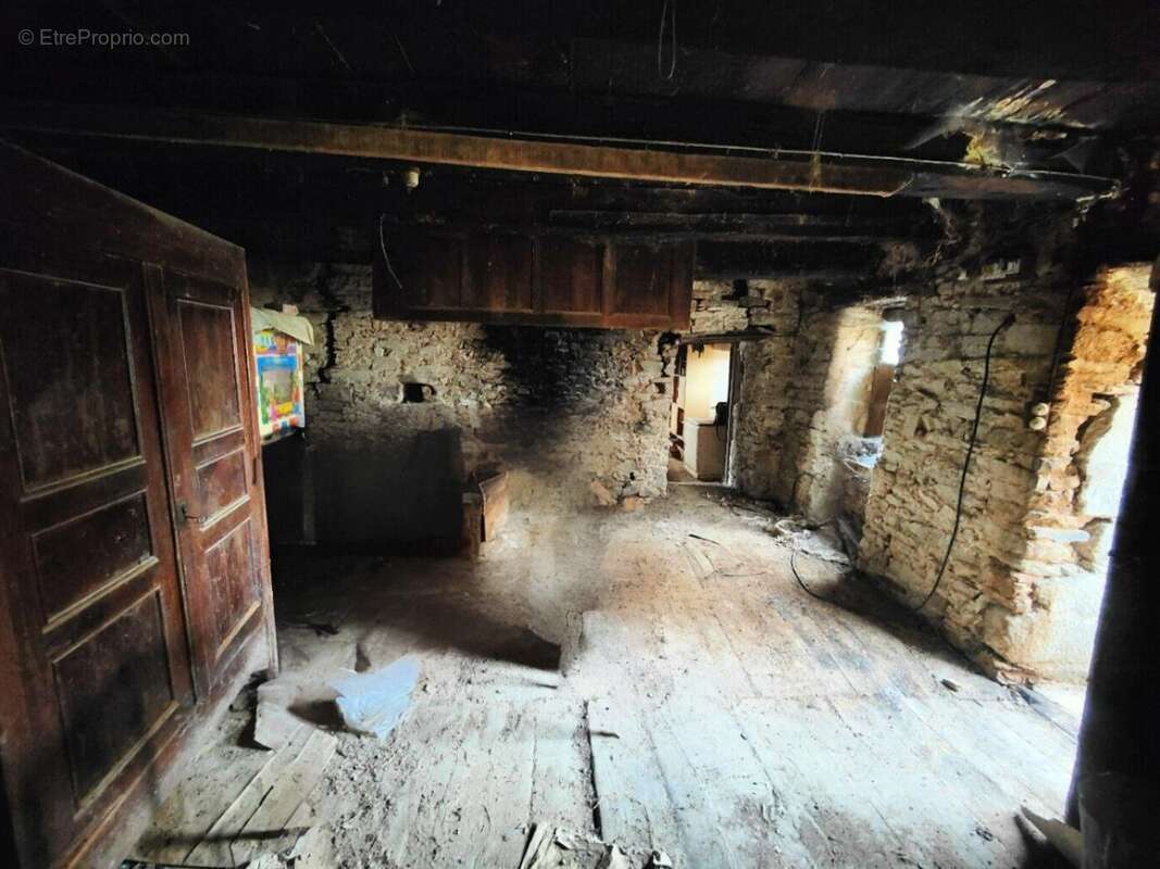 Charmante maison en pierres a renover avec dependances - photo 7