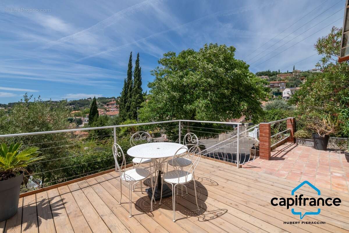 83 Ollioules La Courtine, Maison entierement rénovée avec goût, de 123 m2 (avec un studio) sur 386 m2 stationnement facile - photo 9