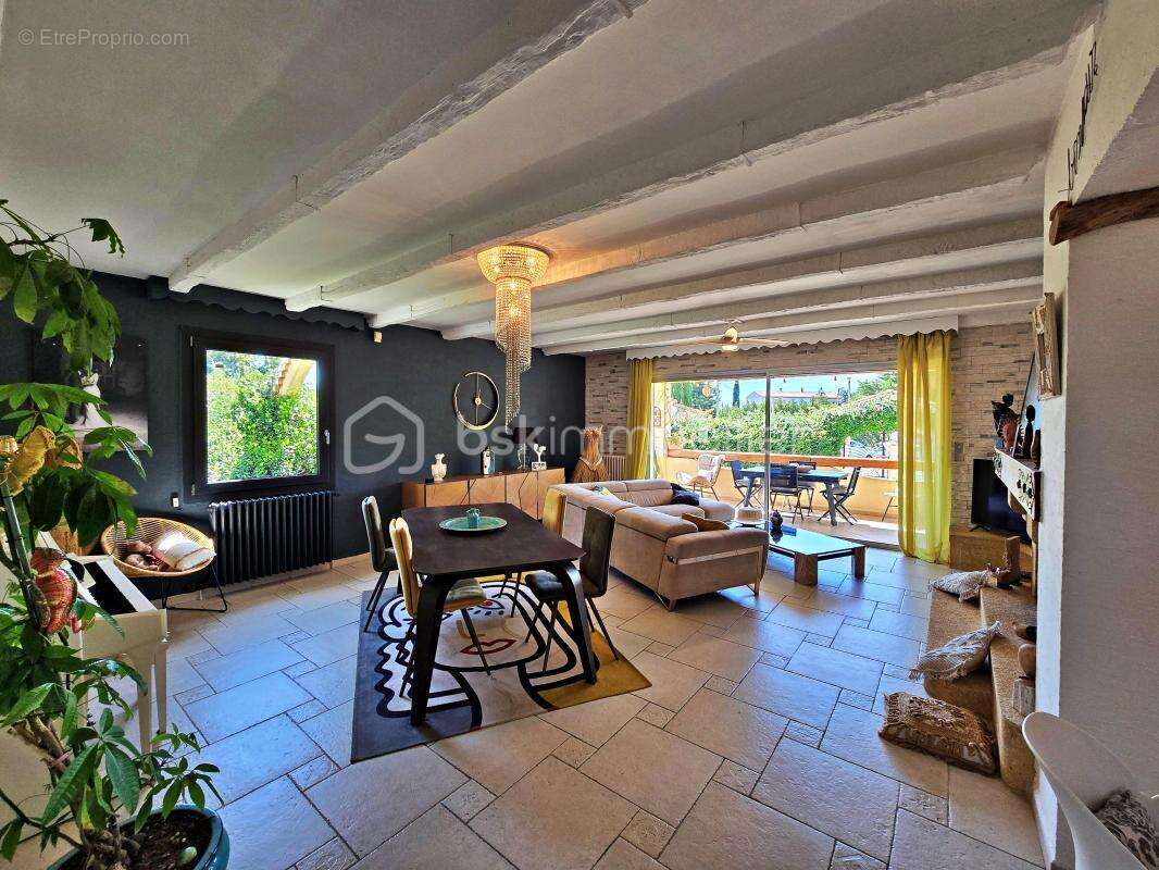 A saisir, Quartier recherché de St Jean – Maison d'Architecte 5 pièces, 3 chambres – 140 m² - Terrain 895m² - Annexes, cuisine d - photo 3