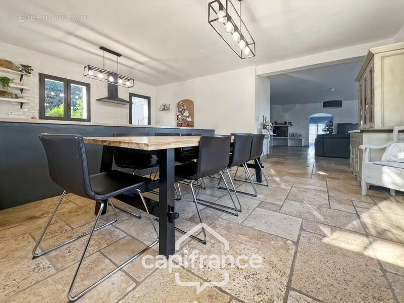 Domaine et Golf de Pont Royal, belle  propriété de 290 m2 établie sur un terrain de 2600 m2, cinq chambres, un bureau, piscine,  - photo 14