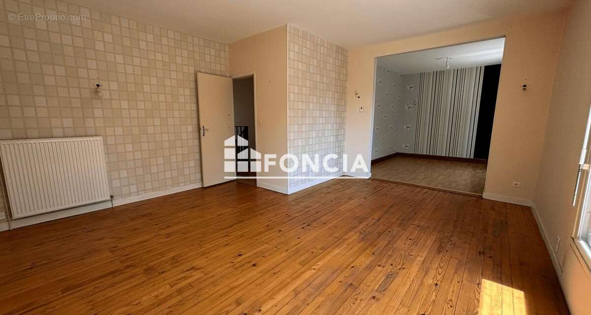 À vendre – Maison de 145 m² avec grande terrasse, garage et jardin à Villeneuve-sur-Lot - photo 4
