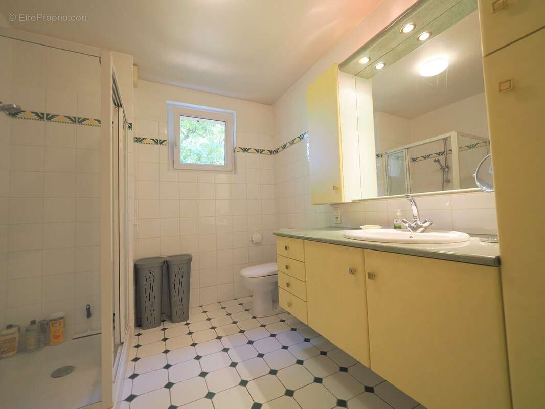 SALLE D\'EAU AVEC WC AU REZ DE JARDIN