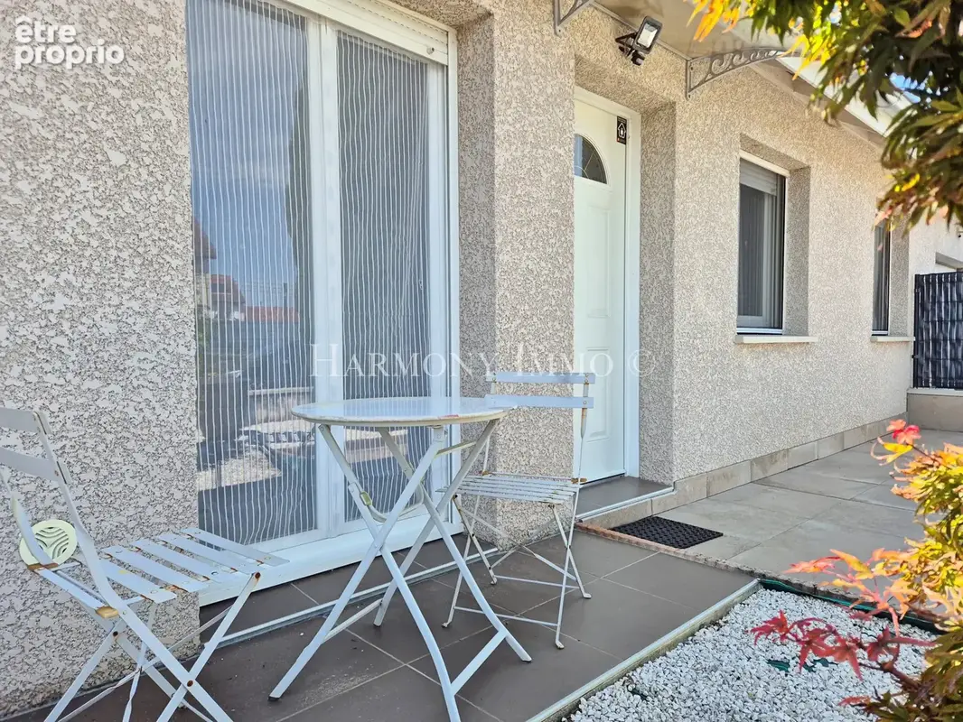 Maison de plain pied 4 pièces de 92 m2 avec piscine et jardin arboré - photo 17