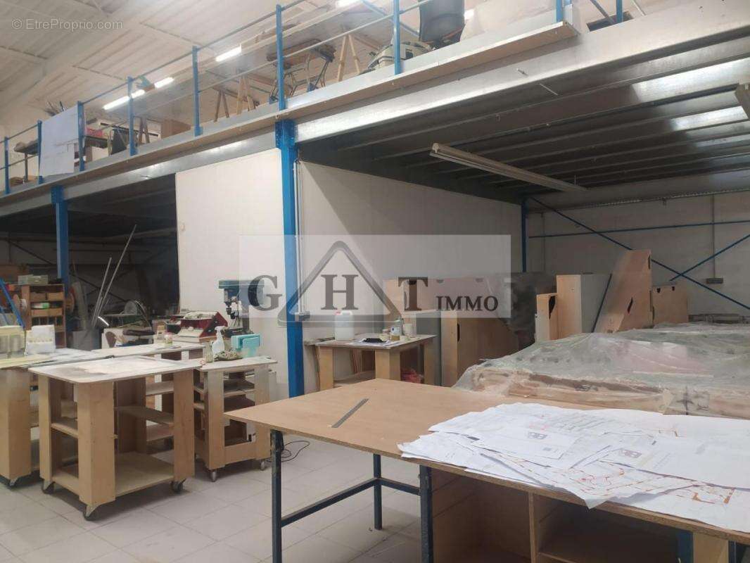 Commerce à SAINT-THIBAULT-DES-VIGNES