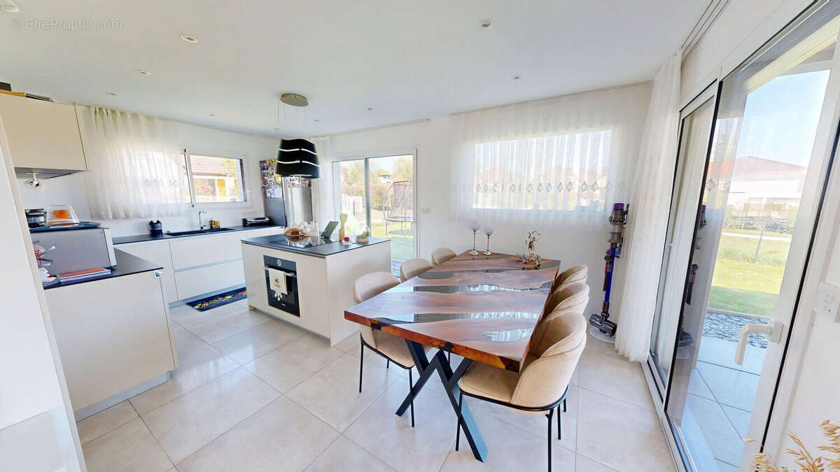 Maison à SERRE-LES-SAPINS