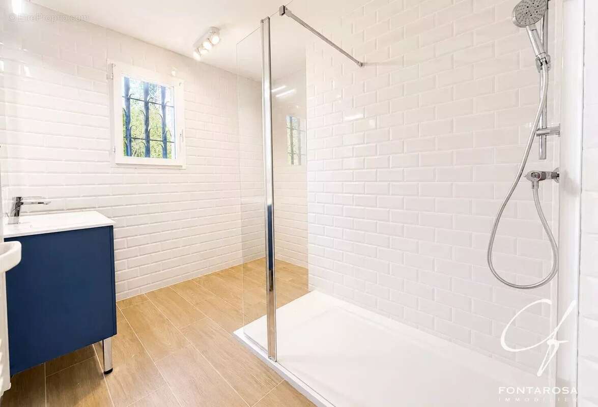Fréjus – Quartier des Compassis  Maison rénovée de plain-pied avec mezzanine sur 1 811 m² de terrain - photo 10