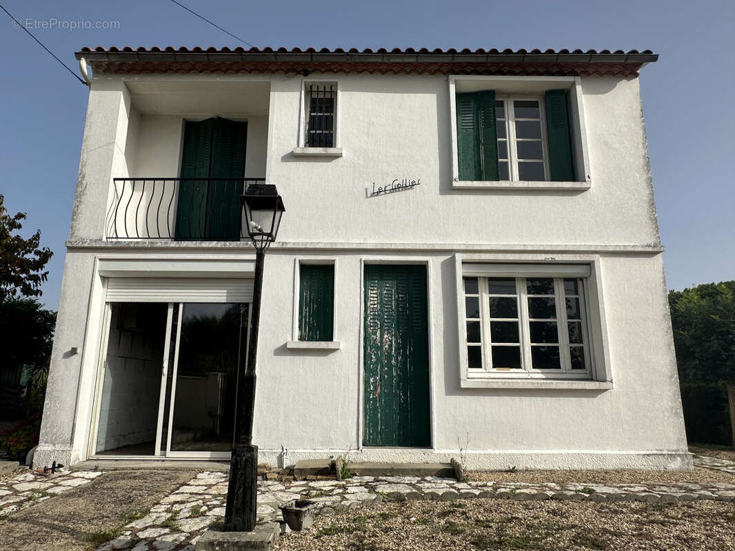 Maison à LA ROCHE-CHALAIS