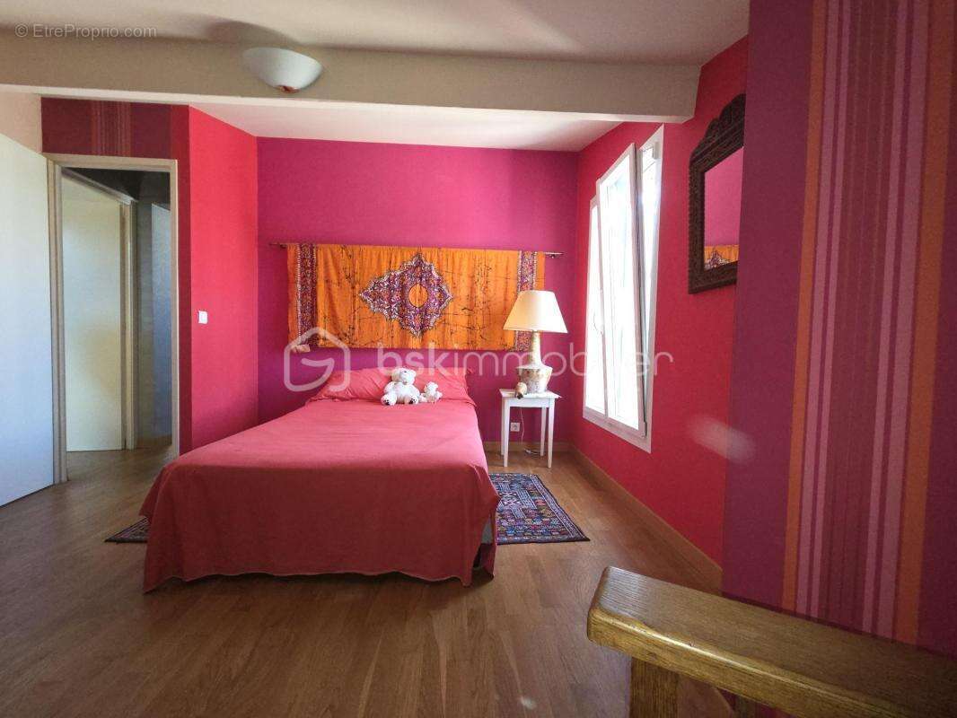 FRONTIGNAN – Élégante villa familiale de 195 m² de type 8 avec piscine, prestations haut de gamme et jardin paysager - photo 10