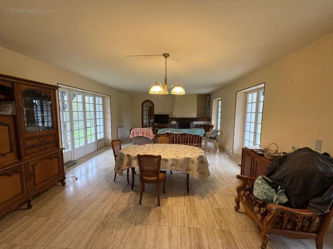 Maison 189 m² à La Foye-Monjault  - photo 3