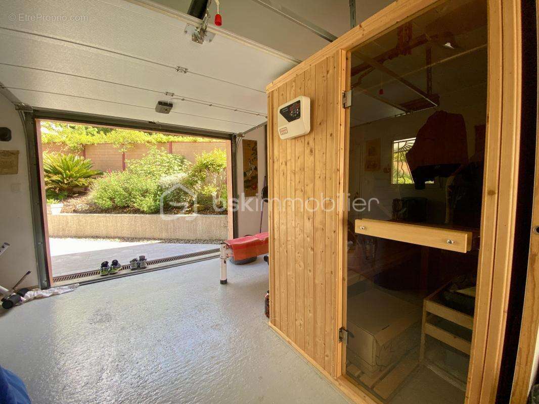 A SAISIR : Maison familiale 4 chambres, 3 salles d'eau, piscine et sauna - photo 11