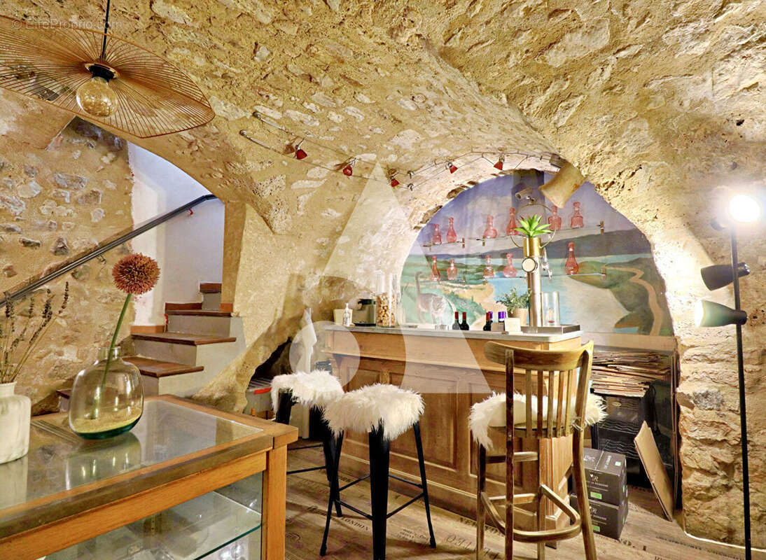 Commerce à MOUSTIERS-SAINTE-MARIE