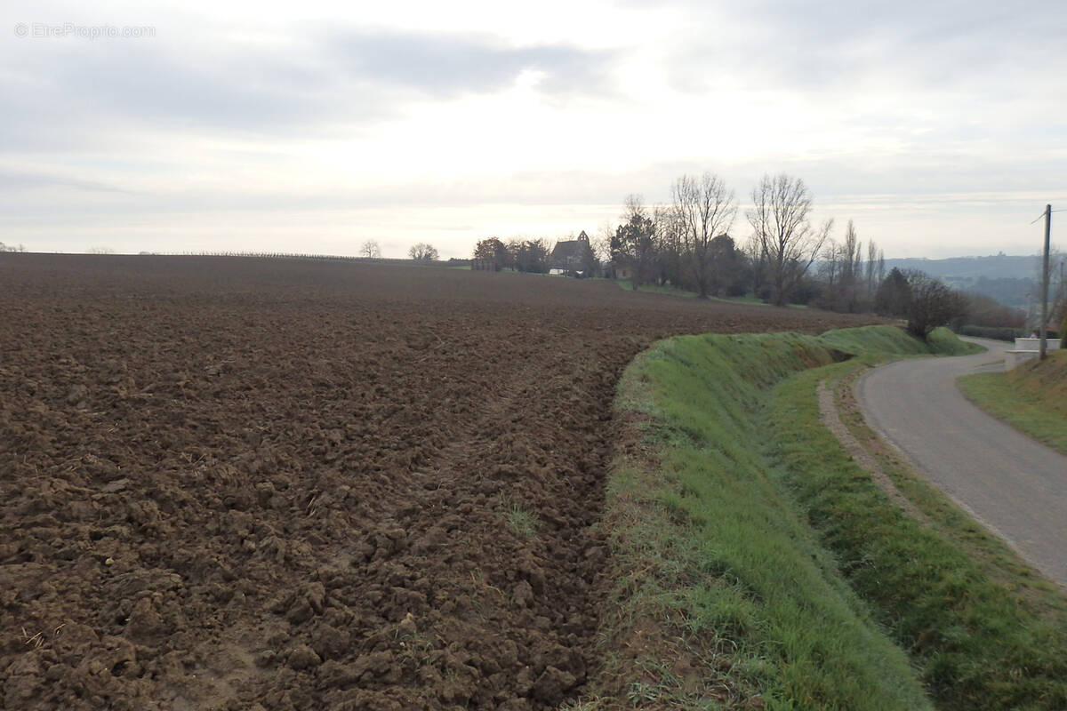 Terrain à MAUVEZIN-SUR-GUPIE