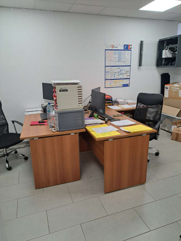 Entrepôt 334.57 m2 Dépôt de stockage avec réserve et bureaux - photo 3