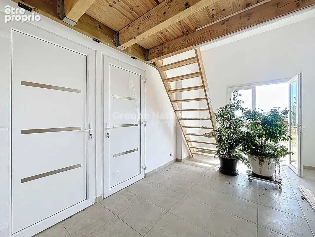 Maison avec studio indépendant et hangar agricole - UCHAUX - photo 11