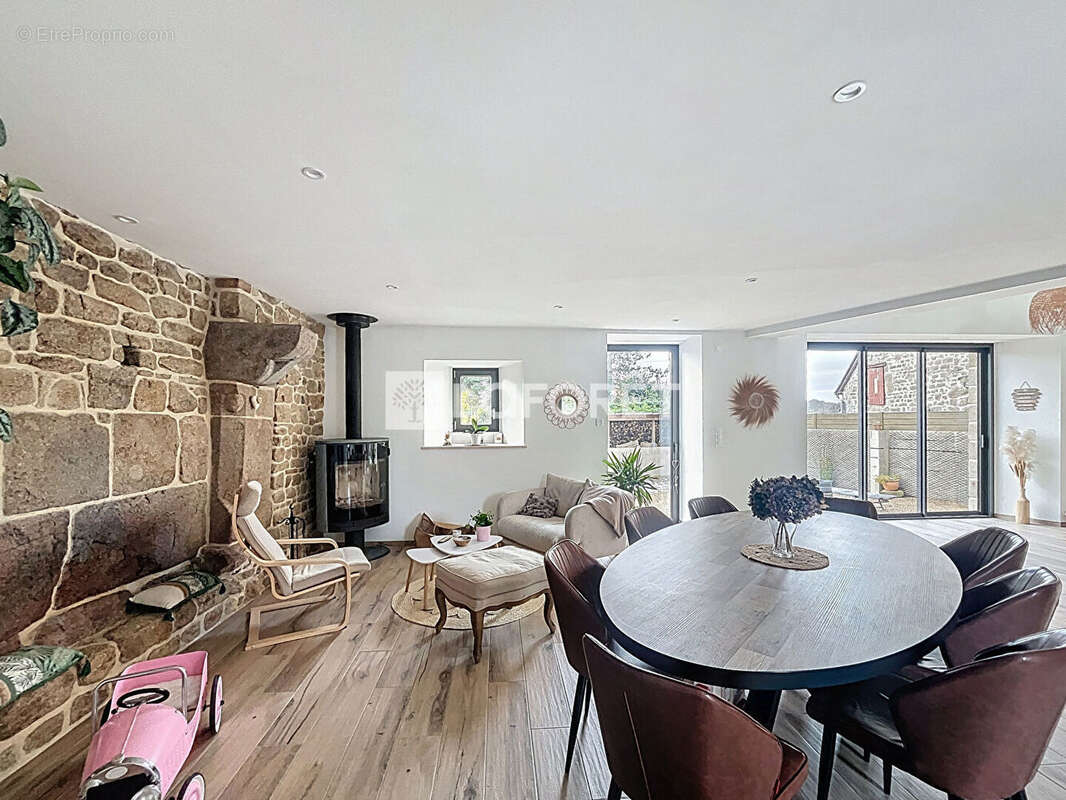 Maison à SAINT-BOMER-LES-FORGES