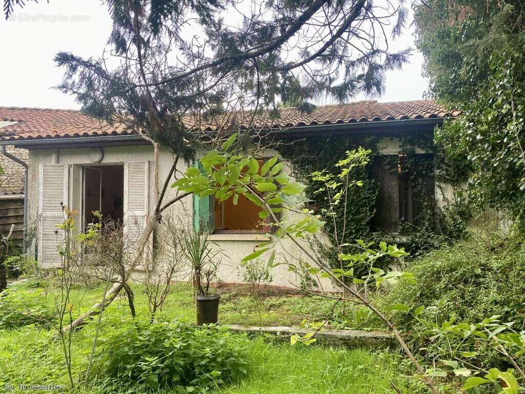 Prix Négociable : Maison Plain Pied à Rénover centre Aunac - photo 27