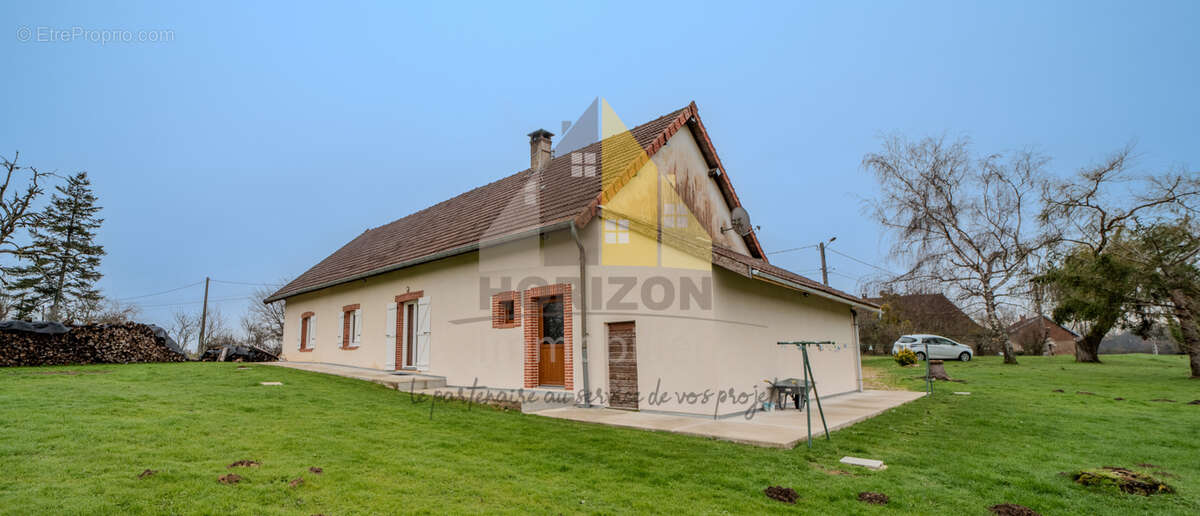 Maison à COMMENAILLES