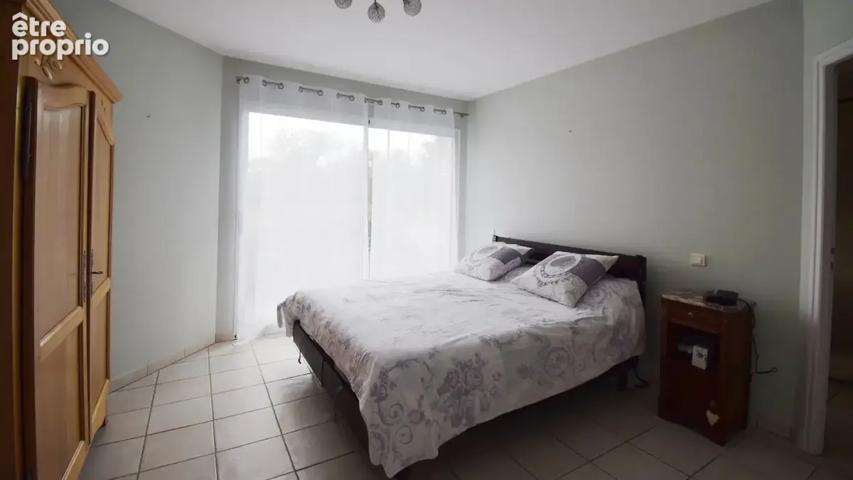 À VENDRE - Maison d'architecte avec piscine, dépendance aménagée et grange sur terrain arboré à 5 minutes de Vichy - photo 7