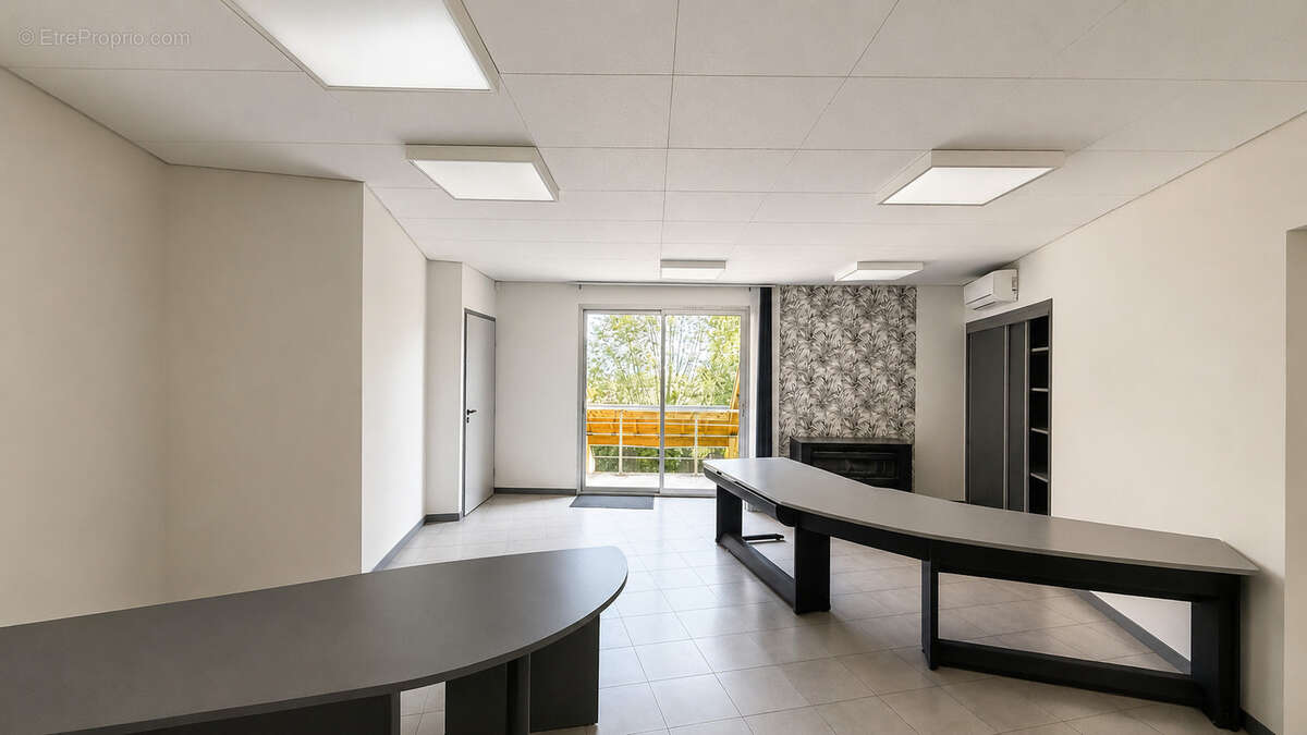 VOIRON, Locaux professionnels - photo 3