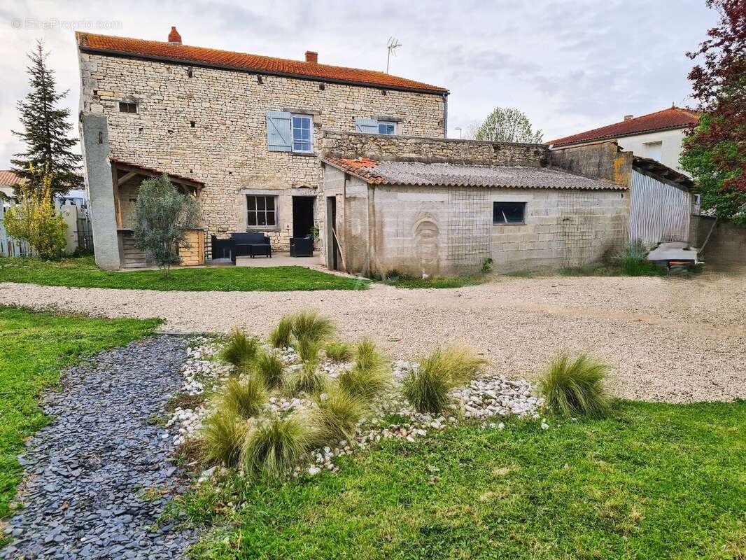 Grande maison en pierres apparentes  6 chambres  220 m² habitables  Terrain de 1060 m² - photo 5