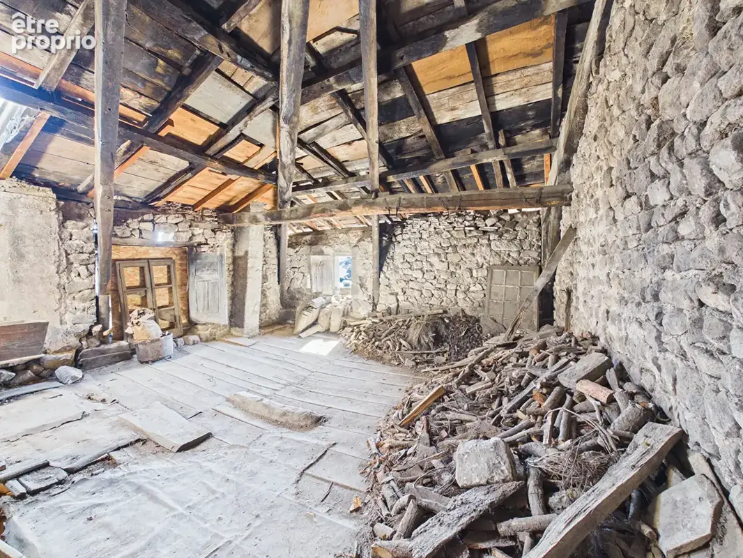 Maison en pierre au coeur du village de Chalencon à réhabiliter avec cour - photo 15