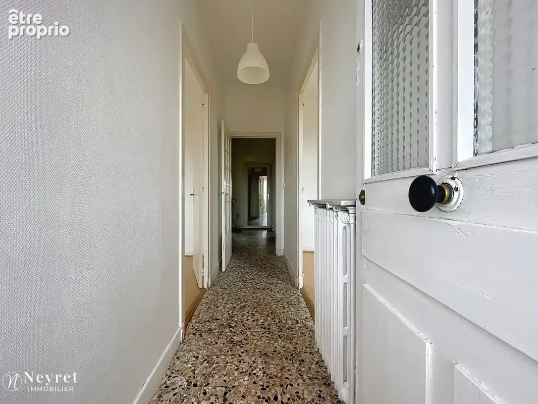 Maison de plain-pied avec jardin et double garages - photo 3