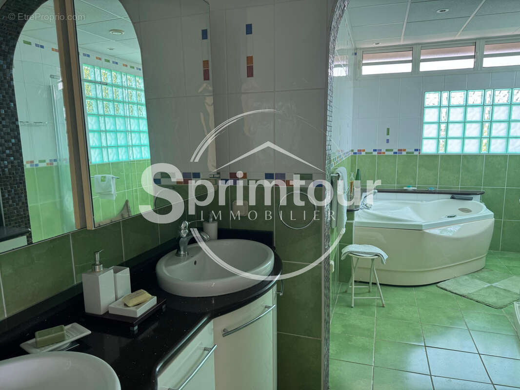 À VENDRE   BAIE-MAHAULT Villa Créole T6 avec Piscine sur Terrain de 1000 m2 - photo 22