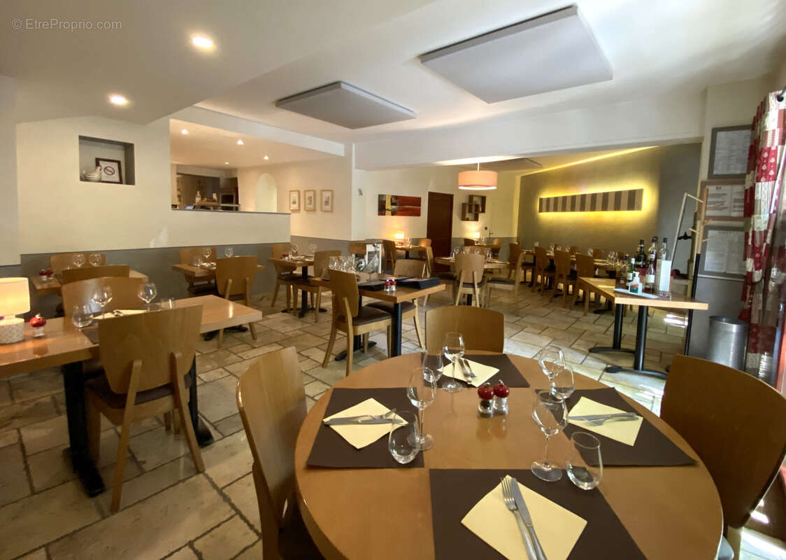 Commerce à SAINTE-CECILE-LES-VIGNES