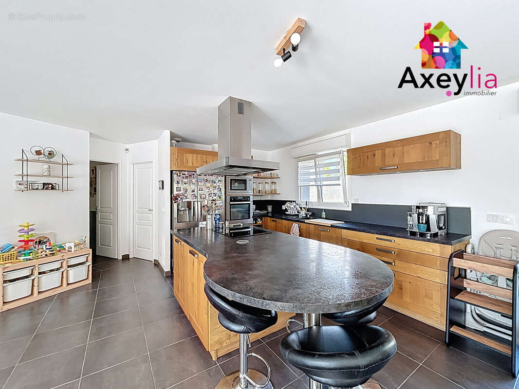 Maison à COMMELLE-VERNAY