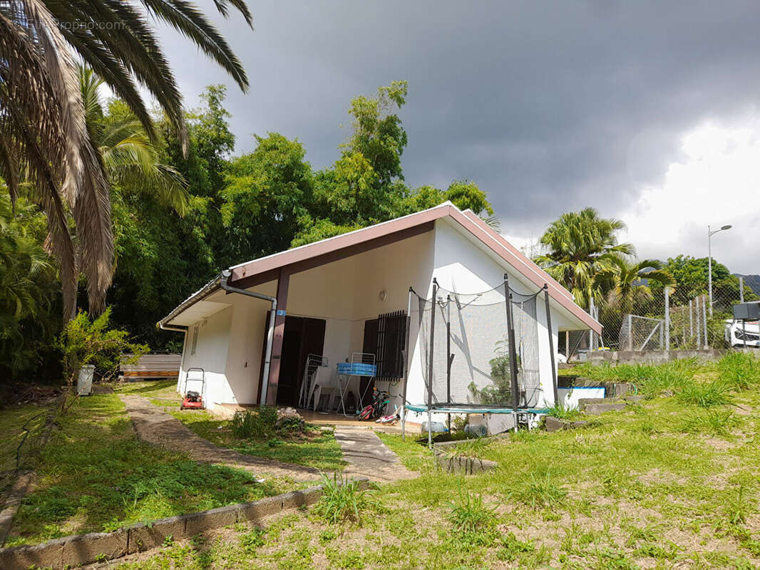 MAISON F4 sur 912 m² de terrain STE CLOTILDE - photo 6