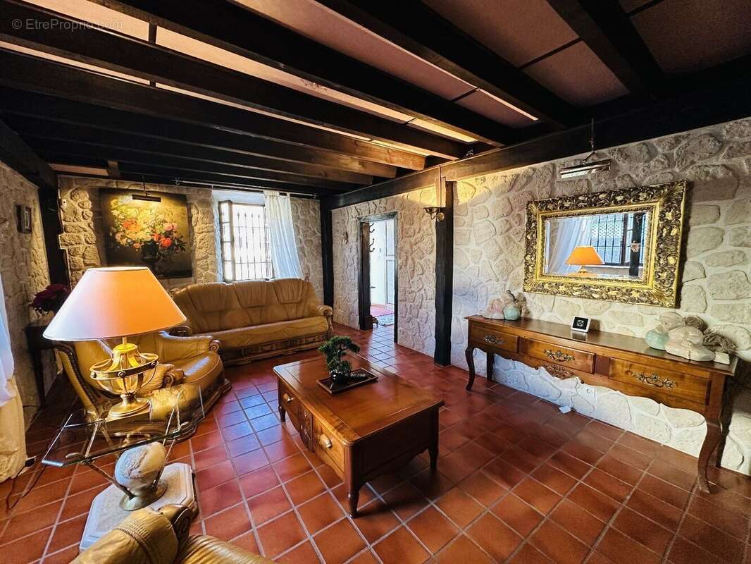 Grande maison de village sur la commune de Prat-Bonrepaux 09160. - photo 5