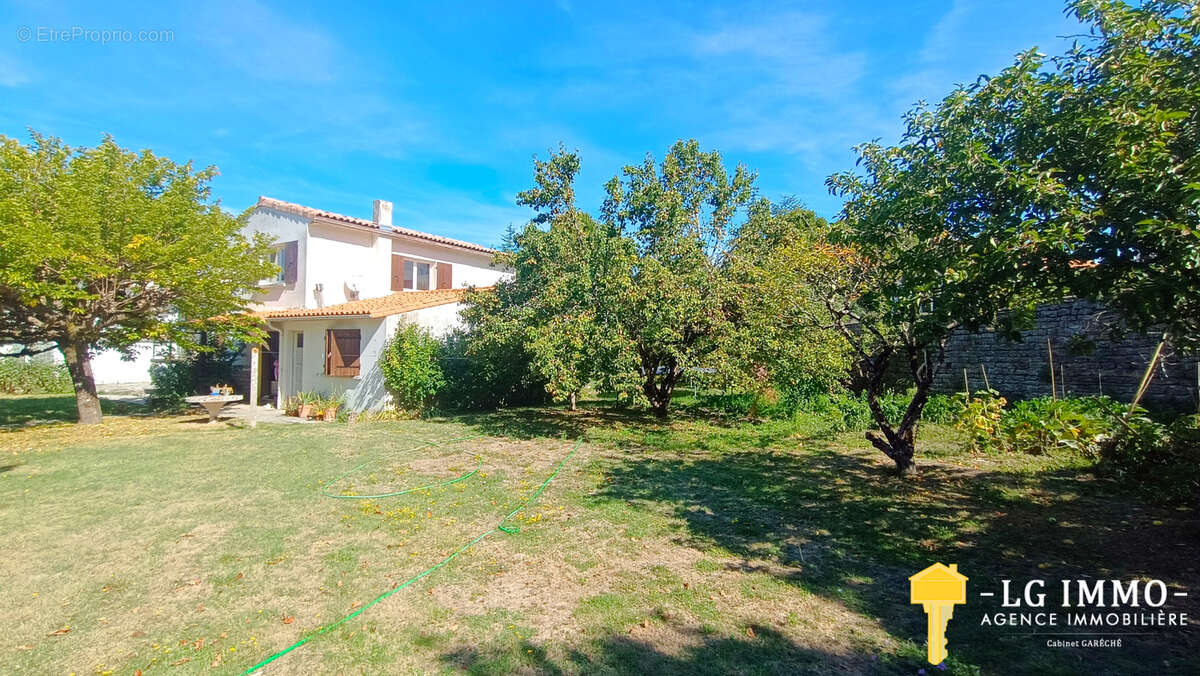 Maison de bourg, 4ch, studio, garages sur 971 m2 de terrain - photo 20