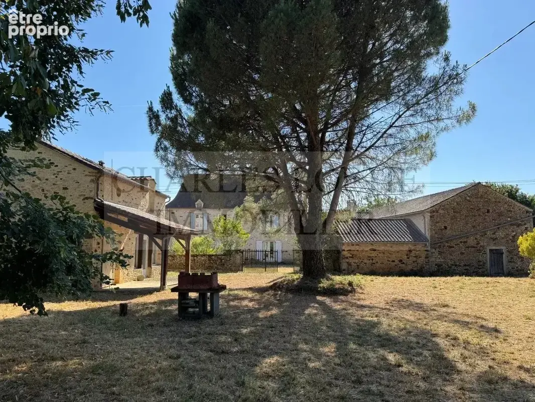 Belle propriété de caractère en pierre avec dépendances et gîte indépendant, 2.8 ha de terrain - photo 17