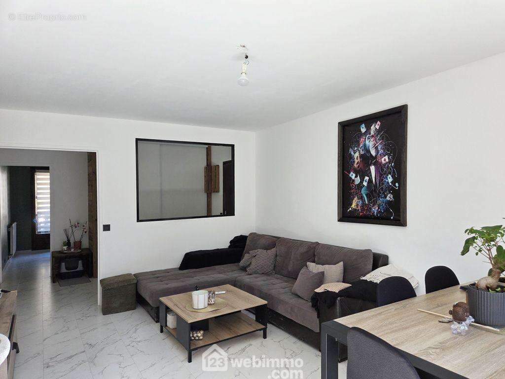 Son salon de 19m² est très lumineux, - Appartement à LA BATHIE