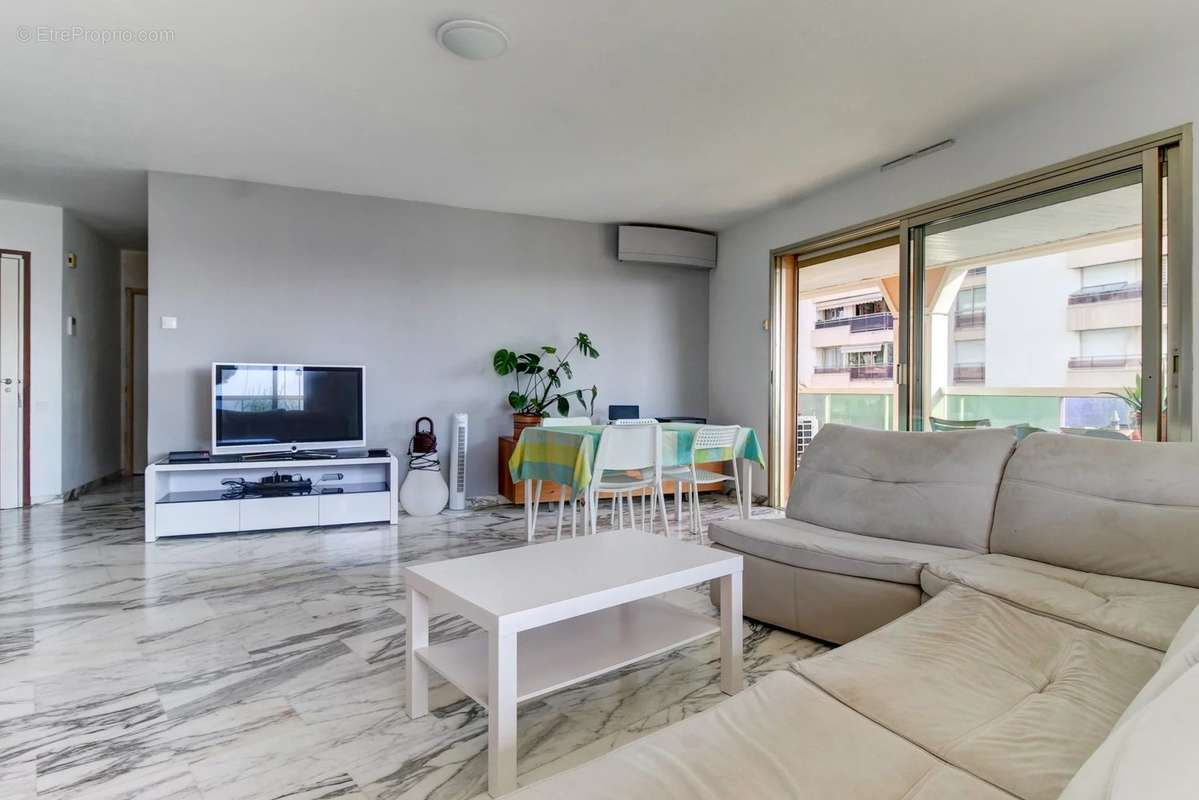 Appartement à SAINT-LAURENT-DU-VAR