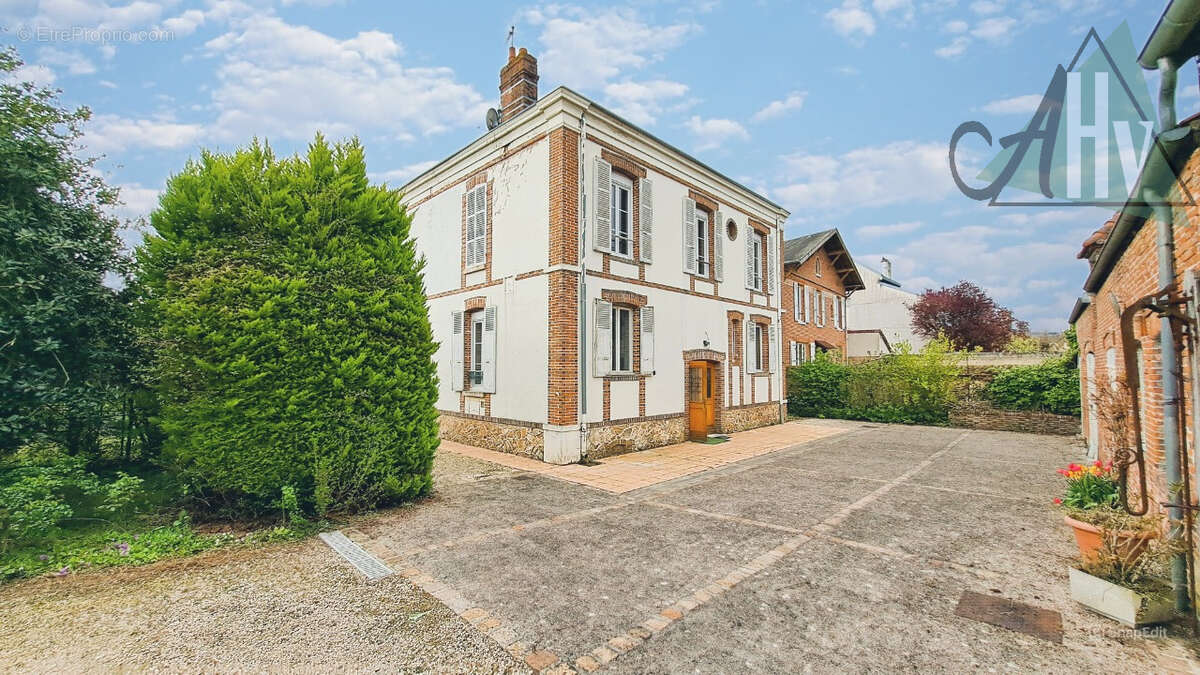 Proche NOGENT SUR SEINE - Grande maison de 150 m2 avec 5 chambres, dépendances et grand jardin - photo 3