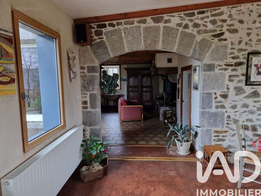 Maison 181 m² à Saint-Denis-Le-Vetu  - photo 4