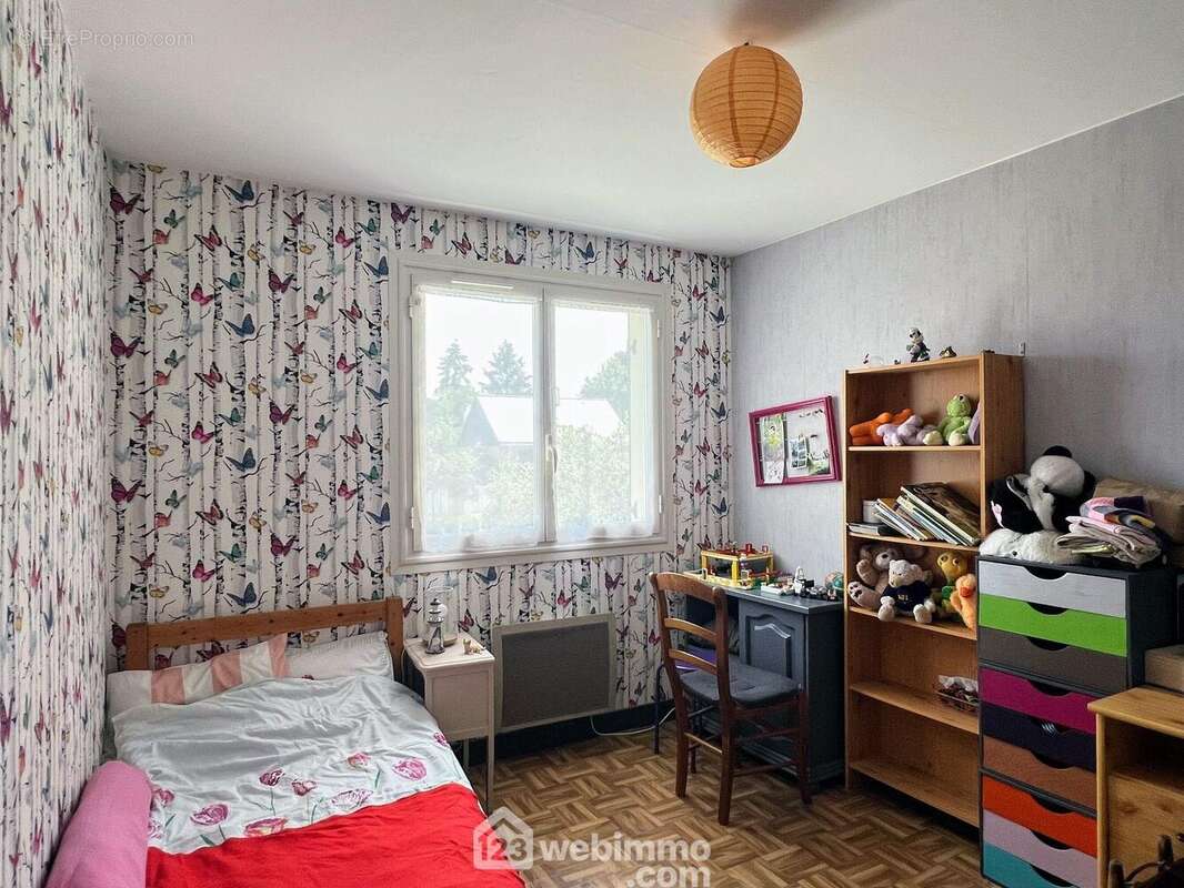 ... de 11, 10 et 9 m² et d'une salle de bain. - Maison à MONTREUIL-JUIGNE