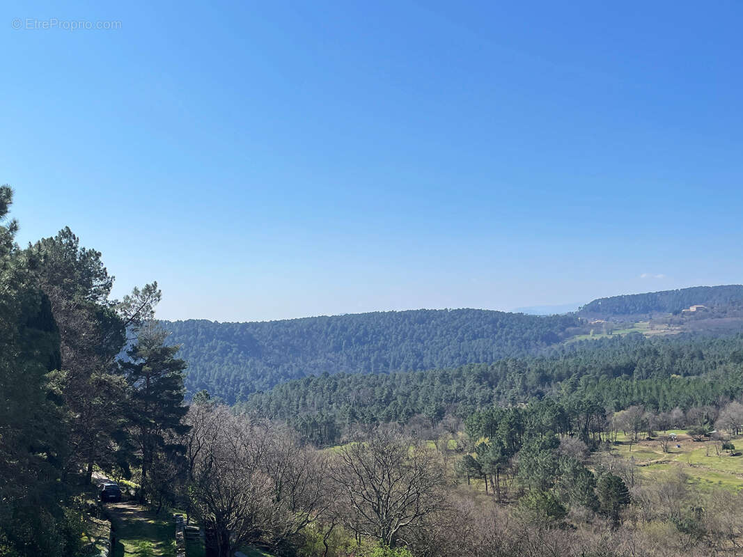 Une lumineuse maison de village de 167 m2 avec 5259 m2 de terrain en partie séparé, au calme avec belles vues. - photo 18