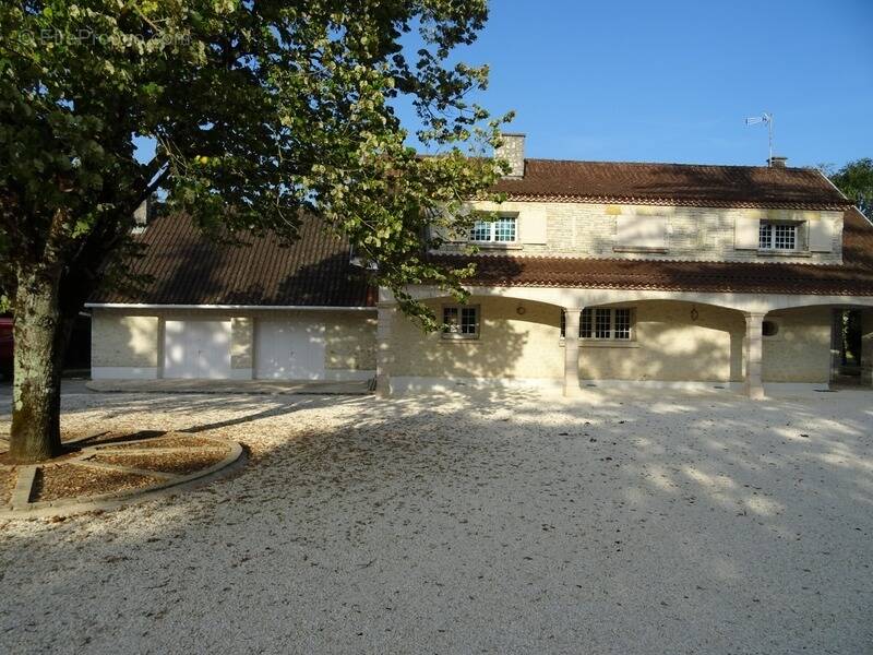 Maison à ROULLET-SAINT-ESTEPHE