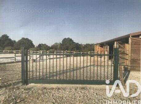 Terrain 8880 m² à Villeneuve-Sur-Yonne  - photo 4