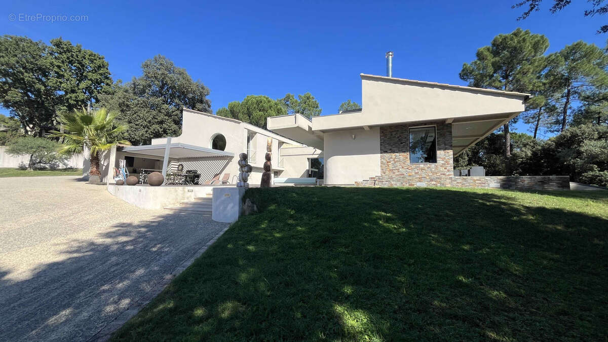 Maison à SAINT-MARCEL-DE-CAREIRET