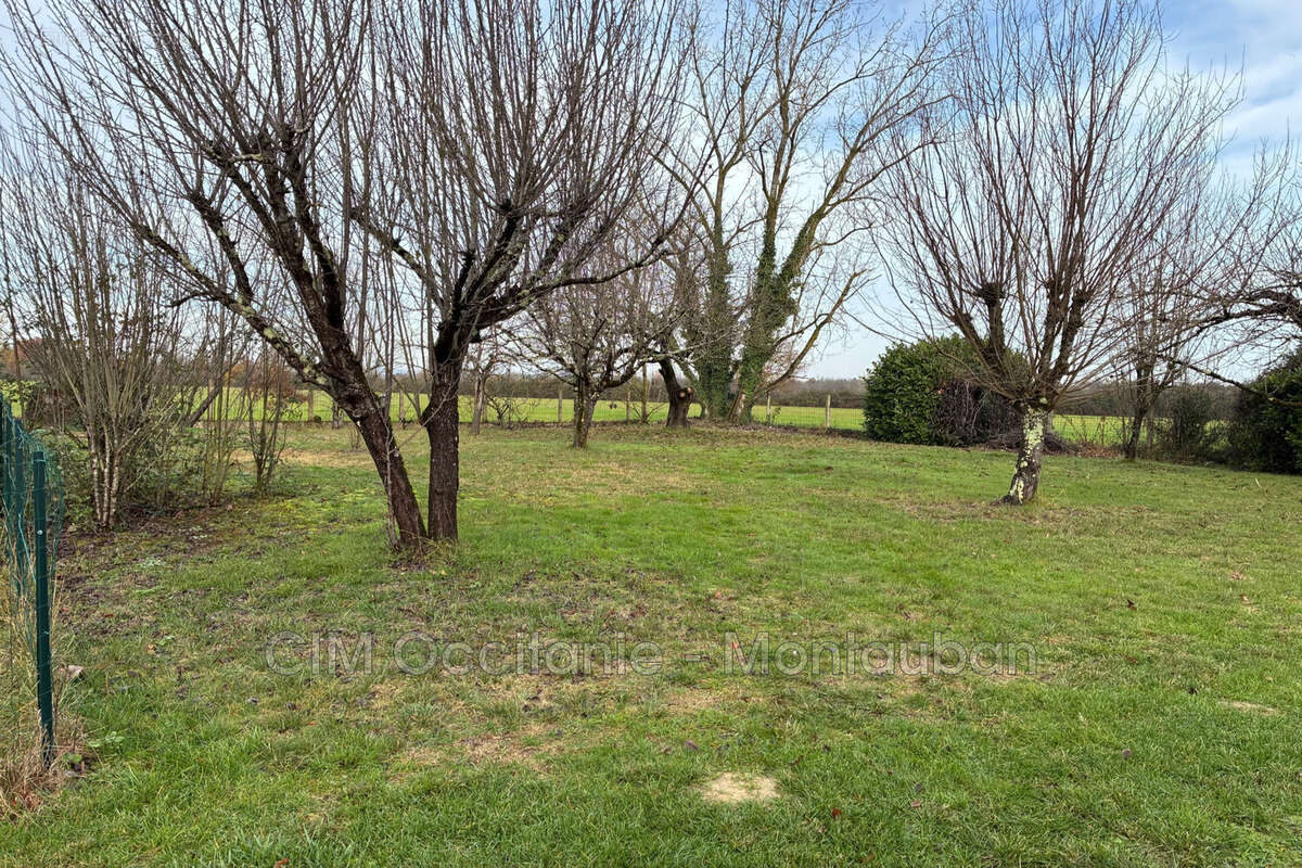 Terrain à SAINT-ETIENNE-DE-TULMONT
