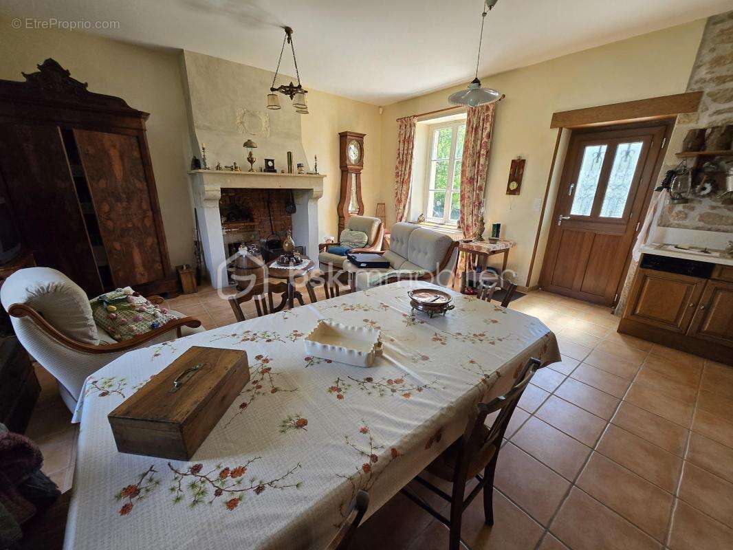 Maison à SAINT-AUBIN-LES-FORGES