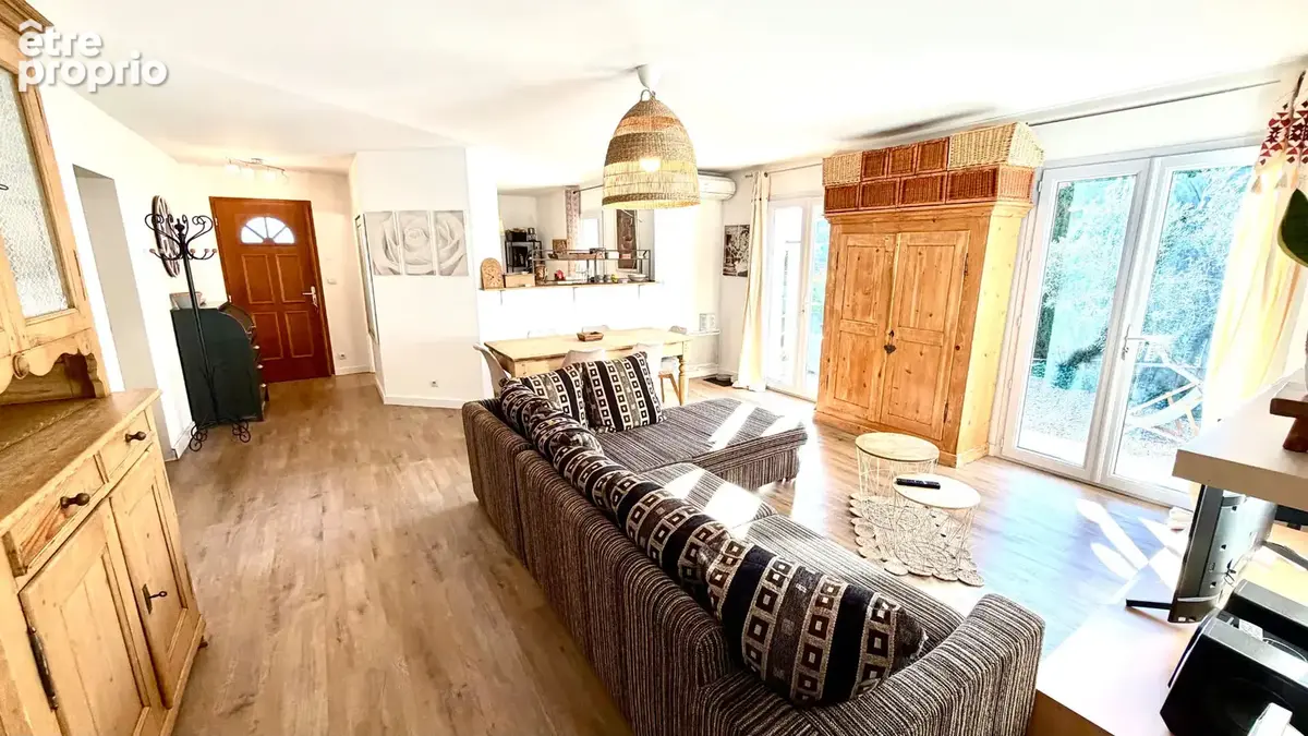 Villa de plain pied sur 442 m² de terrain, clos, arboré et paysagé. - photo 2