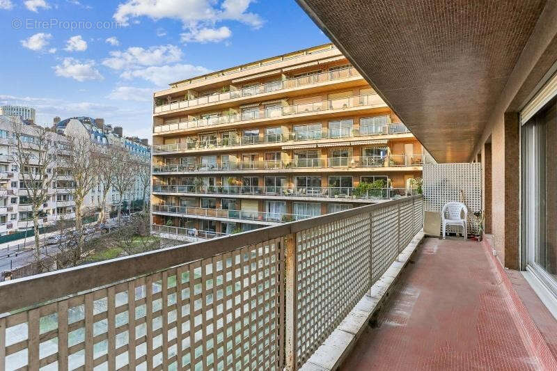 Appartement à NEUILLY-SUR-SEINE
