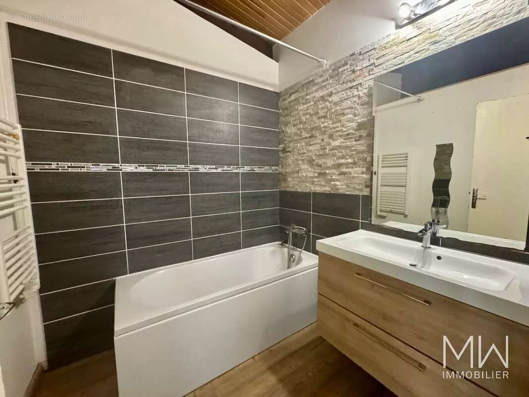 Maison à SAINT-JEAN-D'ILLAC