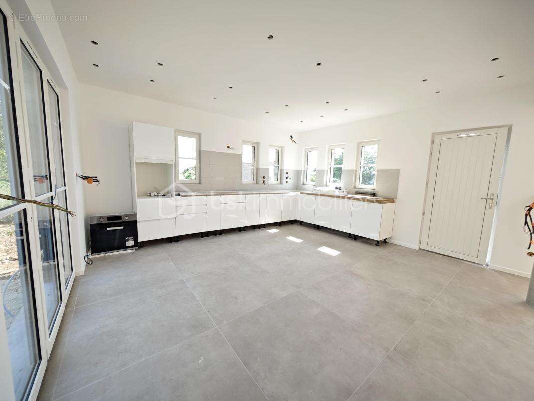 Maison exceptionnelle vue panoramique, d’une superficie de 144 m², sur sous-sol de 56 m² édifié sur terrain de 410 m² arboré et  - photo 8