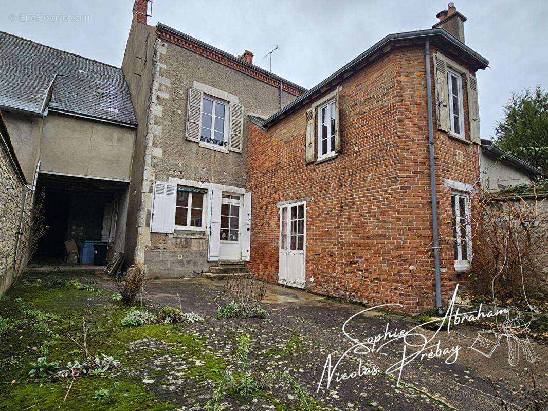 Maison de ville avec dépendances et fort potentiel en centre-ville de Toury - photo 2